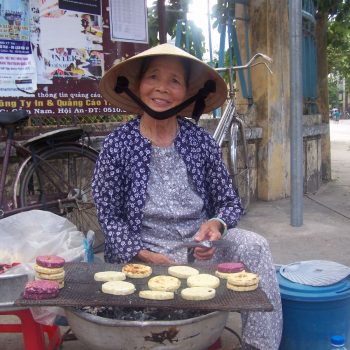 straatverkoopster in het gezellige Hoi An 